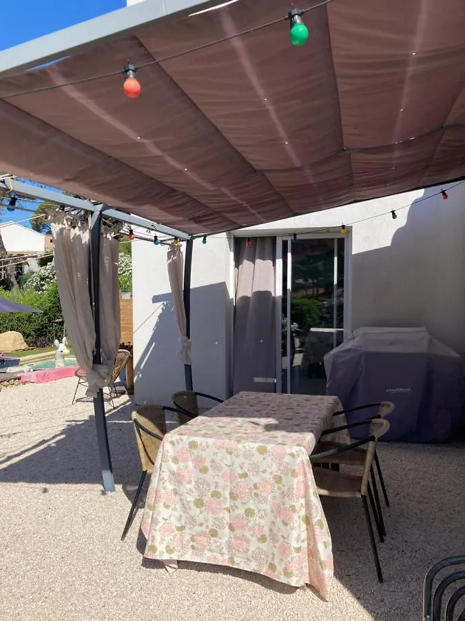 Chambre Dans Maison Avec Piscine La Garde  Alloggio in famiglia